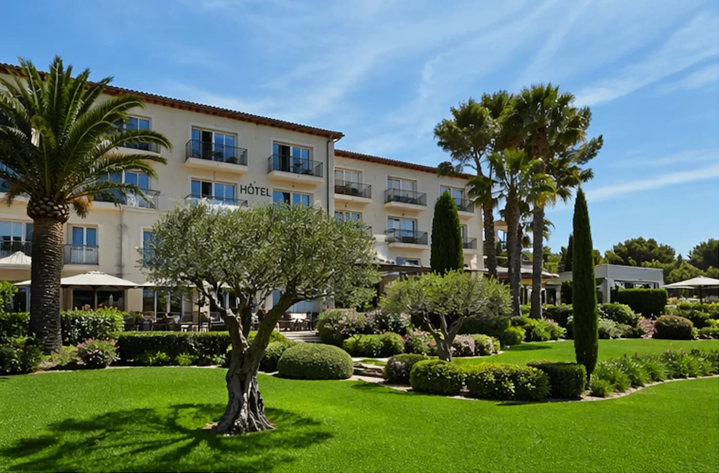 Jardin aménagé avec gazon synthétique et mur en pierres sèches en Provence par Garden Solution