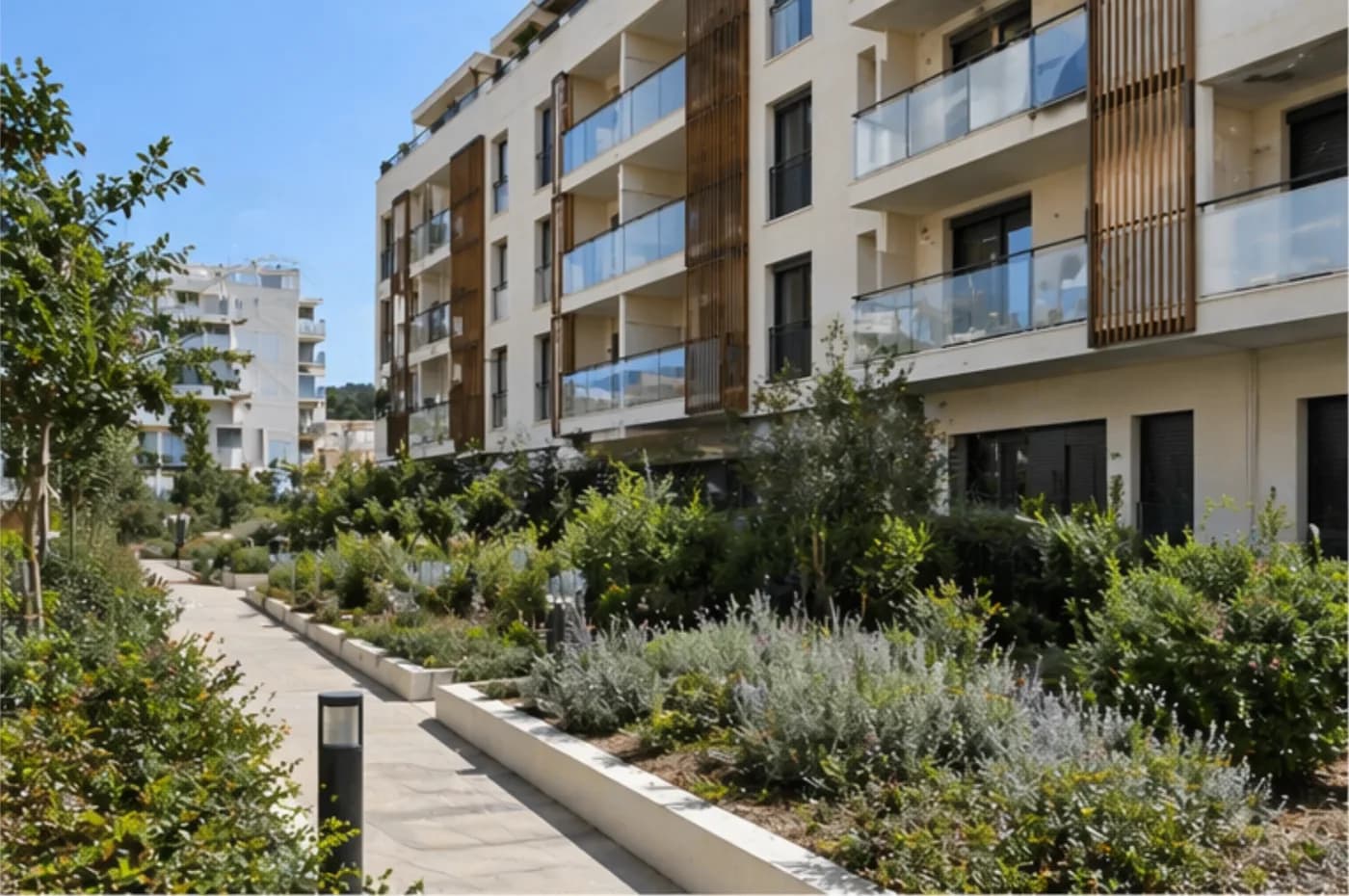 Chantier de rénovation piscine et terrasse travertin coordonné par Garden Solution en Provence